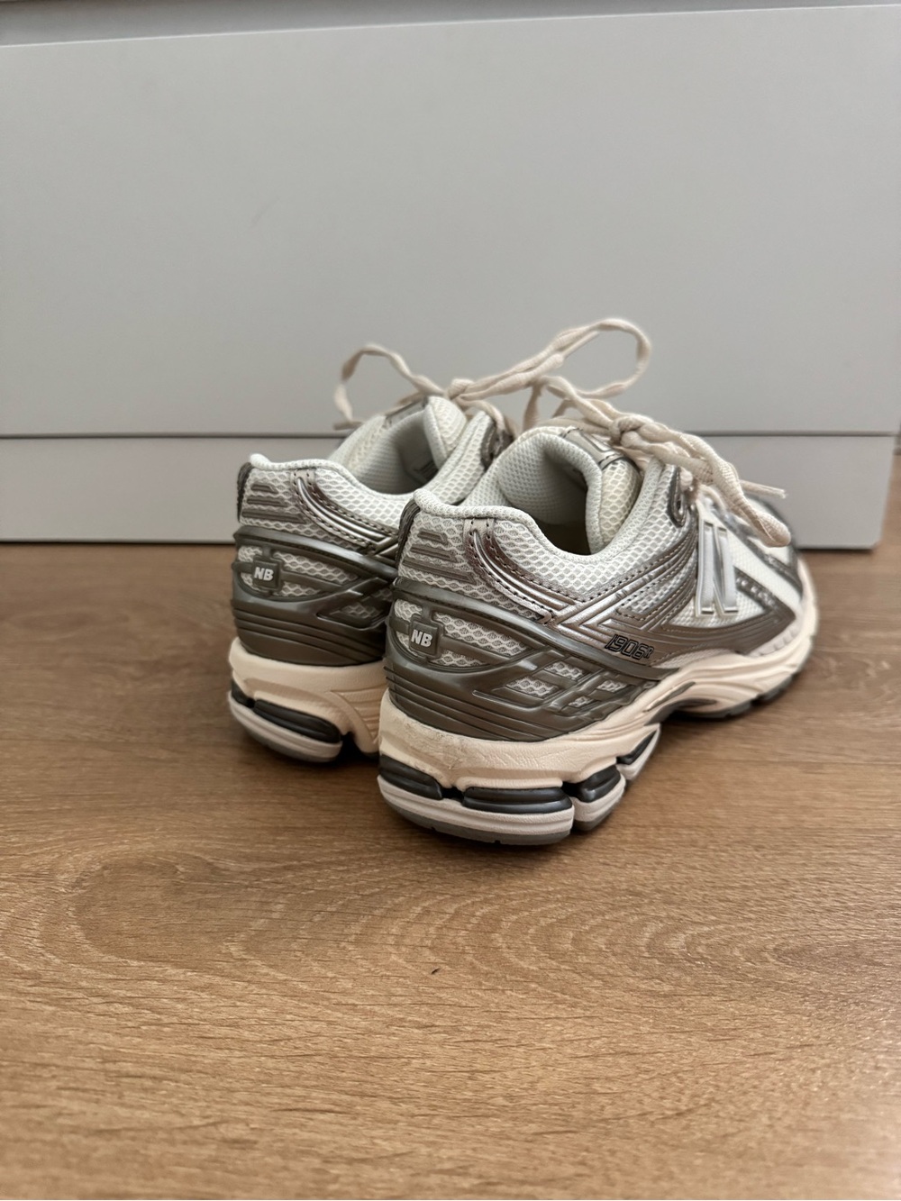 New Balance cream and silver Unisex 1906R Shoe - Picture 3 of 3